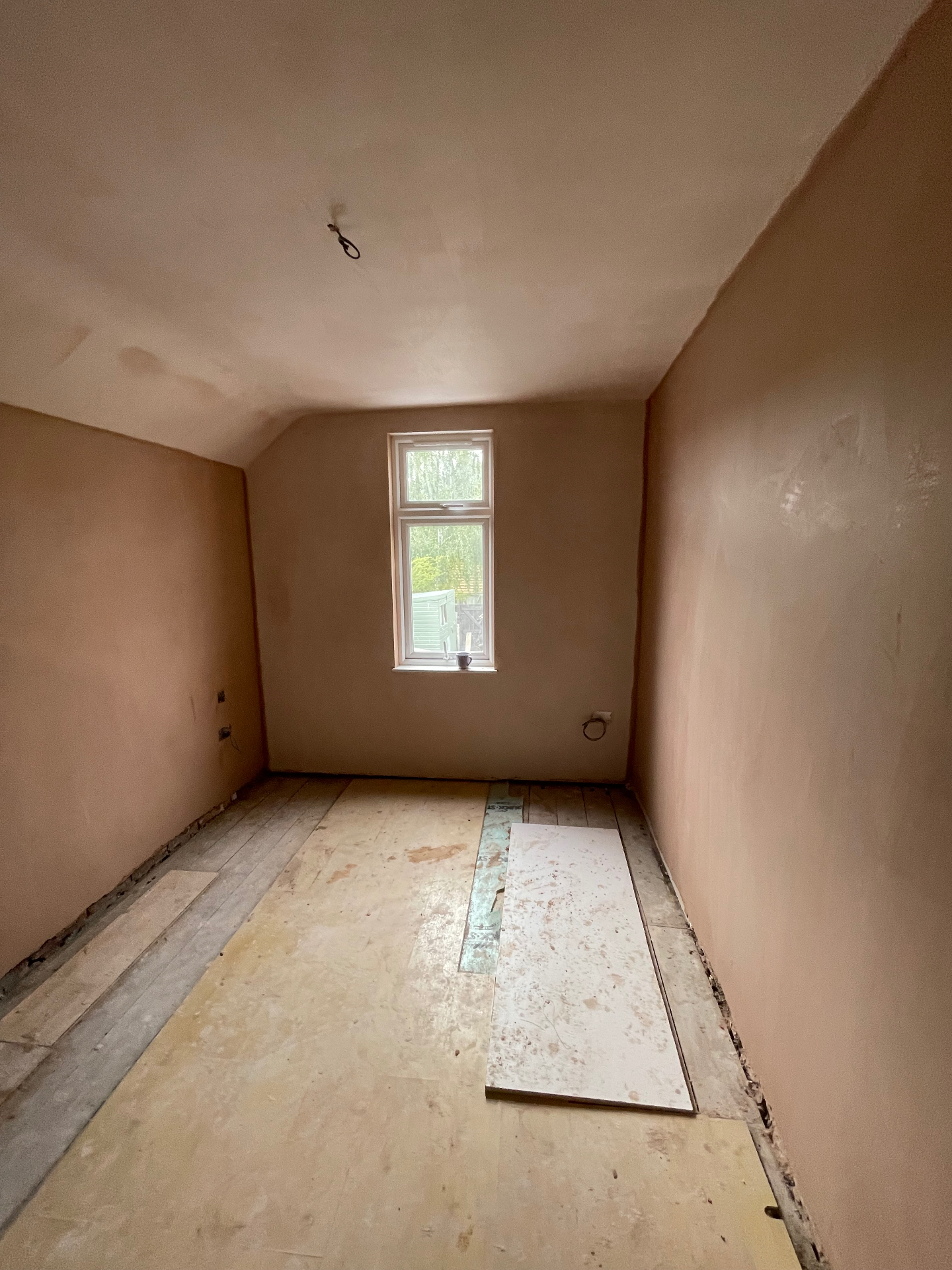 Bedroom with the walls and ceiling freshly plastered by DSB, ready for decorating